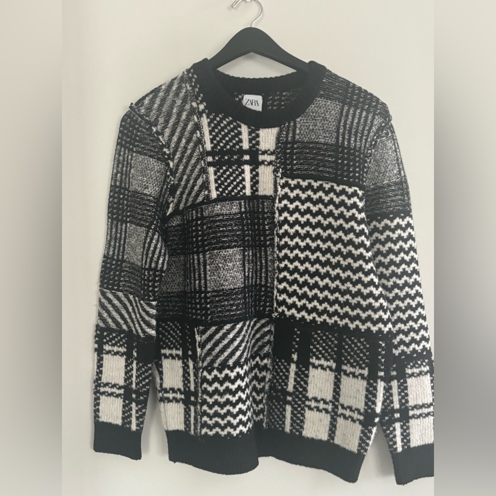 Zara Men's Black and White Patterned Crewneck Sweater